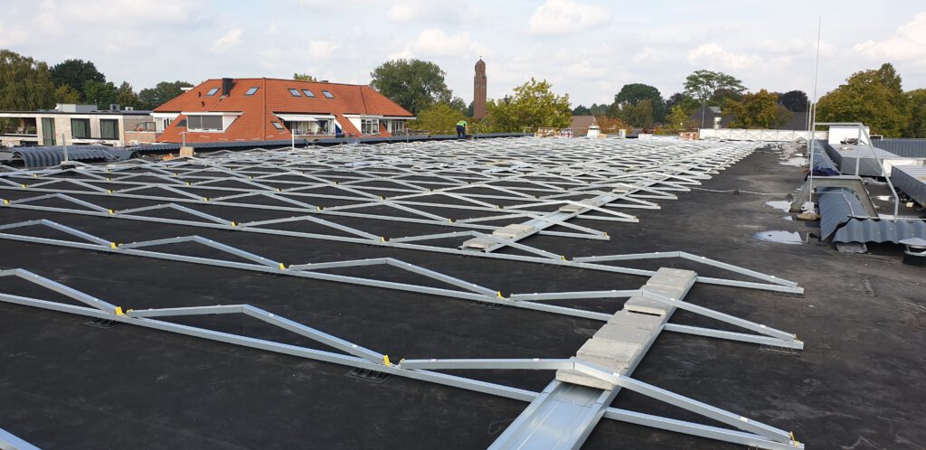 Onderconstructie zonnepanelen Veluwehal